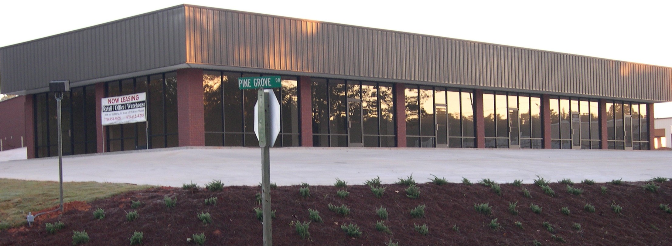 office and warehouse space small office warehouse space with glass storefront and drivein overhead doors with warehouse business park i75 south atlanta office and warehouse space small office warehouse space with glass storefront and drivein overhead doors with warehouse business park i75 south atlanta